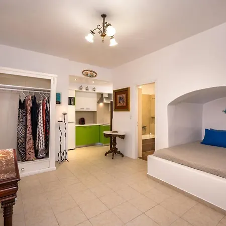 Moschatos House Kamari (Santorini)
