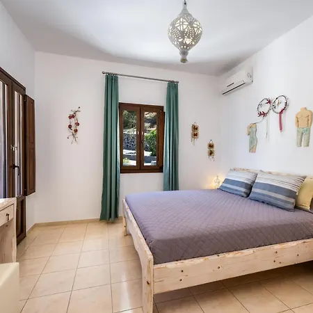 Moschatos House Guest house