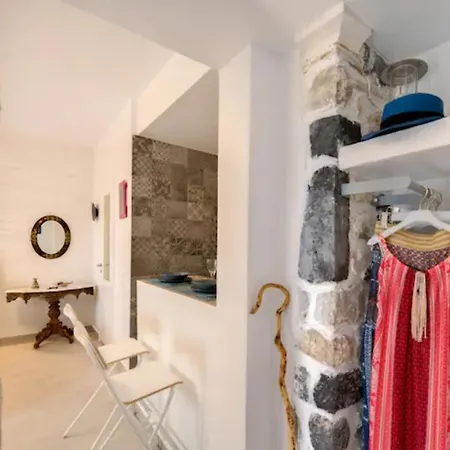 Moschatos House Guest house *
